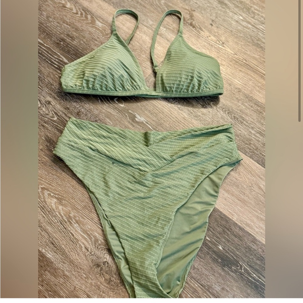 Green Textured Bikini Set
Arie set 
Xxl bottoms 
Xl top